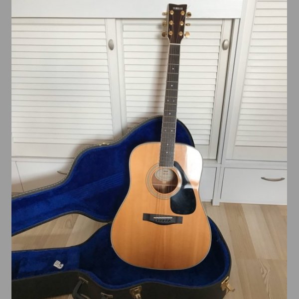 Prodám akustickou kytaru Yamaha DW-4S