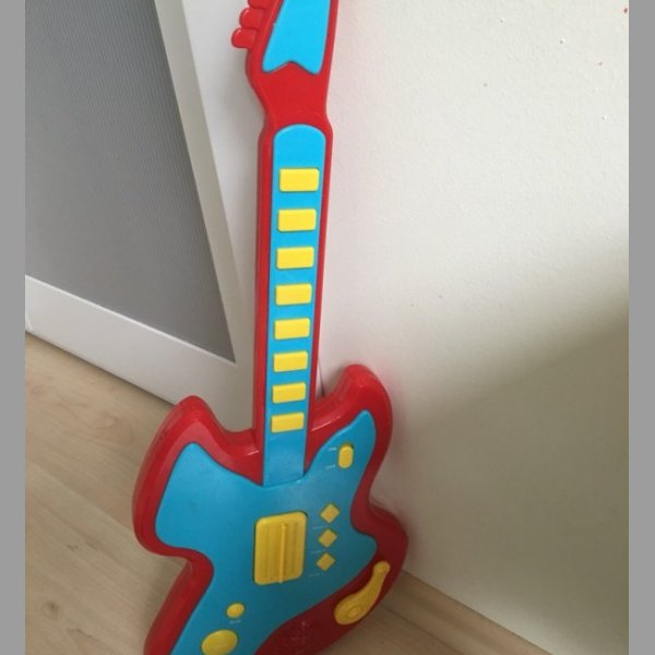 Detska hudebni kytara