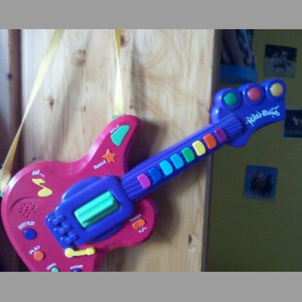 Dětská kytara pro děti od dvou let.